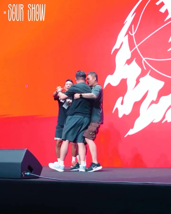 华体会官网-詹姆斯中国行幕后:球迷冲台遭劝阻 巨星报以苦笑